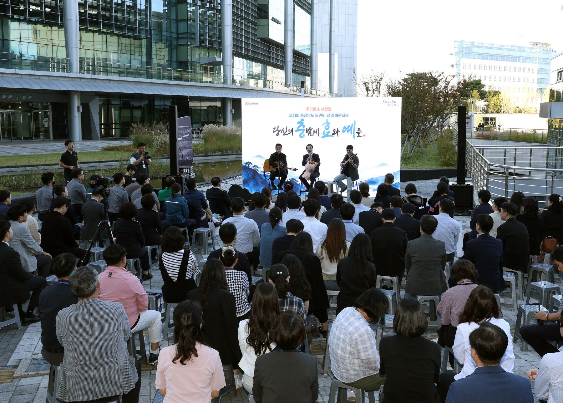 “충남 발전 위한 모범 도민 헌신 감사합니다”